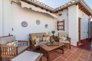 uma sala de estar com sofás e uma mesa em Casa Quijada em Granada
