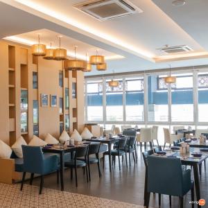 Grand Vista Hotel Chiangrai-SHA Extra Plus tesisinde bir restoran veya yemek mekanı