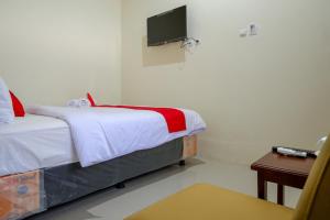 เตียงในห้องที่ RedDoorz near Stadion 45 Karanganyar