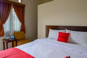 A bed or beds in a room at RedDoorz near Stadion 45 Karanganyar
