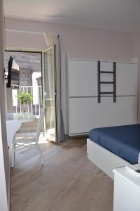 ナポリにあるB&B Federico Secondoのベッドルーム1室(ベッド1台、テーブル、椅子付)