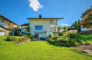 een groot huis met een tuin ervoor bij Haus am Weinberg II in Seekirchen am Wallersee