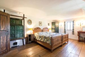 um quarto com uma cama de madeira e um piso de madeira em Chalet Hinterbreiteneben em Lunz am See