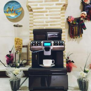 uma máquina de café com uma chávena em cima em Devon Begi Heritage Hotel em Bukhara