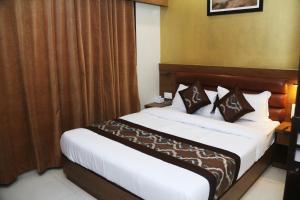 Postel nebo postele na pokoji v ubytování Hotel Crystal Luxury Inn- Bandra