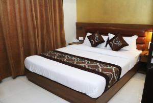 Postel nebo postele na pokoji v ubytování Hotel Crystal Luxury Inn- Bandra
