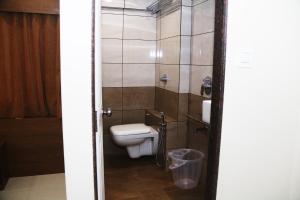 Koupelna v ubytování Hotel Crystal Luxury Inn- Bandra