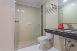 Kúpeľňa v ubytovaní RedDoorz Syariah @ Villa Grand Mutiara Tasikmalaya