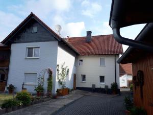 una casa blanca y una casa blanca con techo rojo en Ferienwohnung Schäfer en Steinau an der Straße