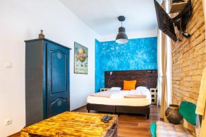 - une chambre avec un lit et une table dans l'établissement Hedonist Lodge, à Budapest