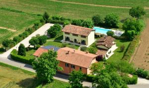 an aerial view of a house with a pool at Agriturismo Bitturelli in Ponti Sul Mincio