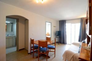 Zimmer mit einem Tisch und Stühlen sowie einem Schlafzimmer in der Unterkunft ROCAMAURA I B 3-2 in L'Estartit