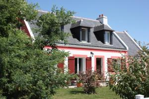 Maison rouge et blanche avec toit noir dans l'établissement Chez Jocelyne Lhermite, à Bangor