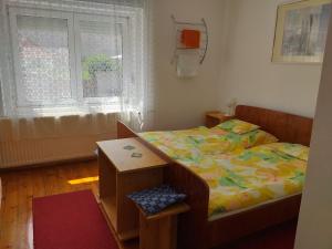 トカイにあるZsuzsa apartmanの小さなベッドルーム(ベッド1台、窓付)