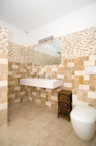 La salle de bains est pourvue d'un lavabo et de toilettes. dans l'établissement Alzitone, à Ghisonaccia
