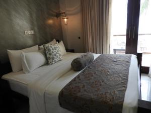 Cama o camas de una habitación en Sapphire Seas Beachfront Hotel