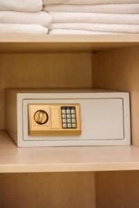 un four micro-ondes sur une étagère dans un placard dans l'établissement Valashouse, à Athènes