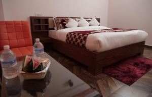 Hotel Sarla Regency客房内的一张或多张床位