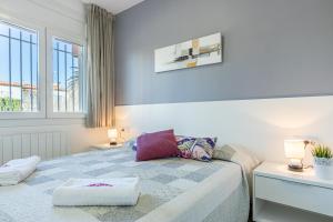 エンプリアブラバにあるApart-Rent Apartament Bahia 0015のベッドルーム1室(ベッド1台、ランプ2つ、窓付)