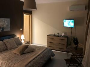 A television and/or entertainment centre at B&B Relais Aeclanum