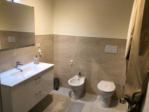 uma casa de banho com um lavatório e um WC em B&B Relais Aeclanum em Mirabella Eclano