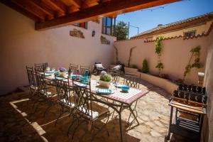 patio con tavolo e sedie di El Bulín de Braojos - Casa Marta a Braojos de la Sierra