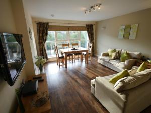 una sala de estar con un sofá y una mesa en Luxury riverside apartment in Kendal, en Kendal