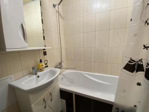 a bathroom with a sink and a bath tub at Михайлівська квартира in Zhytomyr
