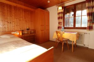 1 dormitorio con cama, mesa y escritorio en Höhenpension Glashütte Bed&Breakfast Frühstückspension Hotel GARNI, en Glashütte