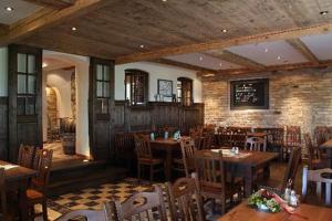 um restaurante com mesas e cadeiras e uma parede de tijolos em Duftbräu em Samerberg