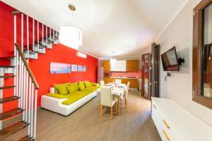 ein Wohnzimmer mit einem gelben Sofa und einem Tisch in der Unterkunft Luxury Villas in Lascari