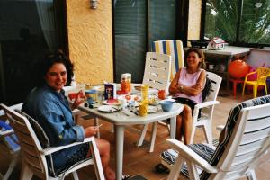 聖伊西德羅的住宿－CASA FAMILIA - RELAX，坐在餐厅桌子上的两名妇女