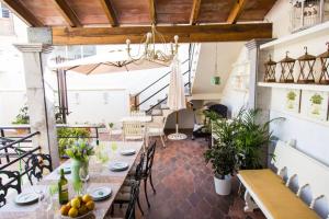 Ein Sitzbereich in der Unterkunft Blue House Rosalias