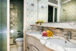 ein Badezimmer mit Badewanne, Waschbecken und Toilette in der Unterkunft Blue House Rosalias in Inca