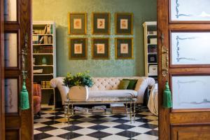 Ein Sitzbereich in der Unterkunft Blue House Rosalias