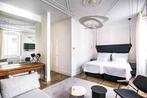 杜布羅夫尼克的住宿－Villa 5db，一间卧室配有一张床和一张书桌