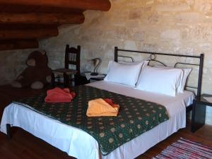 Postel nebo postele na pokoji v ubytování Spacious Villa in Margarites with Private Garden