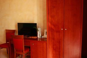 Televízia a/alebo spoločenská miestnosť v ubytovaní Hotel Ulisse