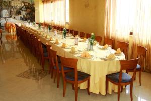 Reštaurácia alebo iné gastronomické zariadenie v ubytovaní Hotel Ulisse