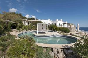 una piscina frente a una casa en Villaflair - sea view Ansedonia, en Ansedonia