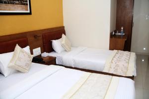 Postel nebo postele na pokoji v ubytování Hotel Crystal Luxury Inn- Bandra