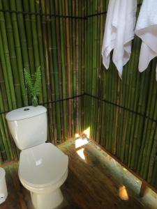 Vonios kambarys apgyvendinimo įstaigoje Ecoglamping Reserva Natural Paraíso Andino