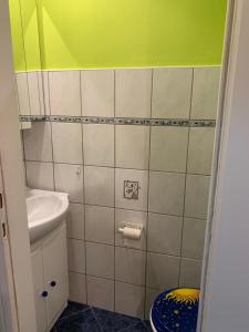 Baño pequeño con lavabo y aseo en Apartment Aman, en Viena