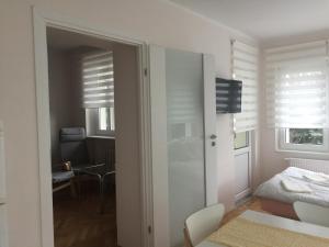 1 dormitorio blanco con 1 cama y 1 habitación con ventana en Apartamenty Przy Plaży Gdynia Orłowo en Gdynia