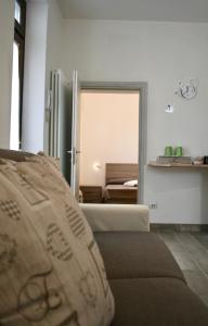 uma sala de estar com um sofá e um quarto em B&B La Piccola Corte em Polpenazze del Garda