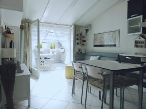 - une cuisine et une salle à manger avec une table et des chaises dans l'établissement Appartamento Olea, à Arco