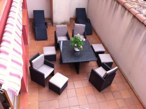 vistas panorámicas a un patio con mesa y sillas en Apartamentos Remoña 1 en Espinama