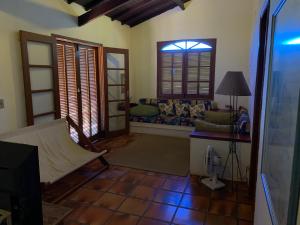 uma sala de estar com um sofá e uma janela em Casailhabela em Ilhabela