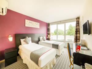 A bed or beds in a room at OYO The Chiltern Hotel