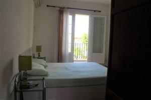 1 dormitorio con cama y ventana en Villa Palmar Reefs, en Palmar